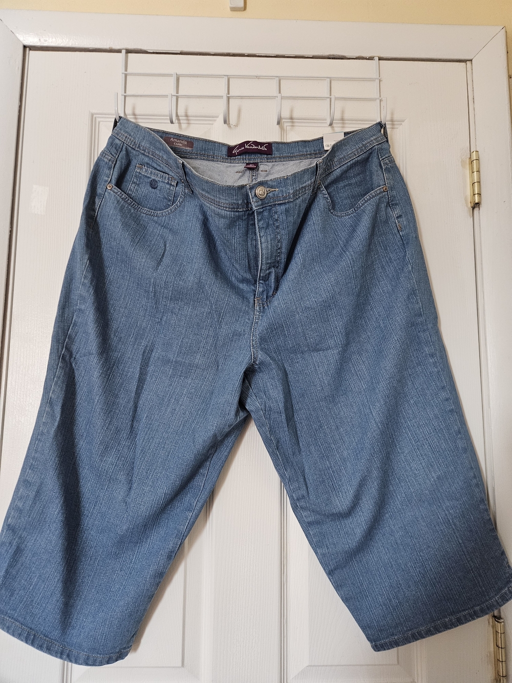 Gloria Vanderbilt Light Blue Cropped Denim Capris